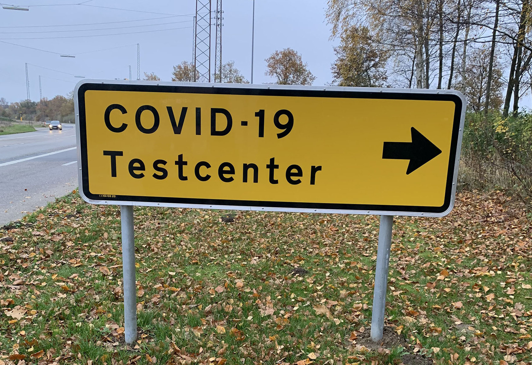 Vejvisningsskilt til Covid-19 testcenter